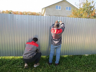 Забор из оцинкованного профнастила с забивными столбами 190 метров